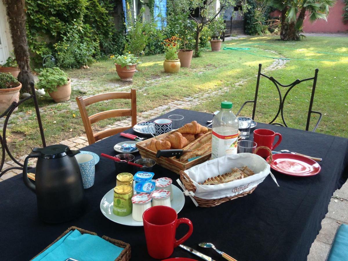 Le Mas des Platanes Entraigues-sur-la-Sorgue Exterior foto